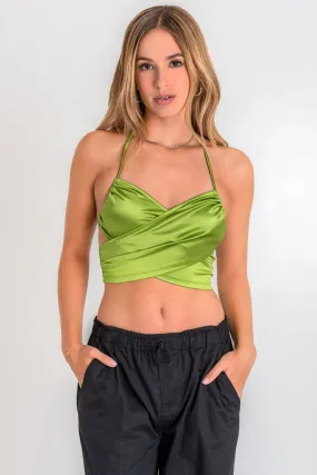 Crop top satinado cruzado cuello halter