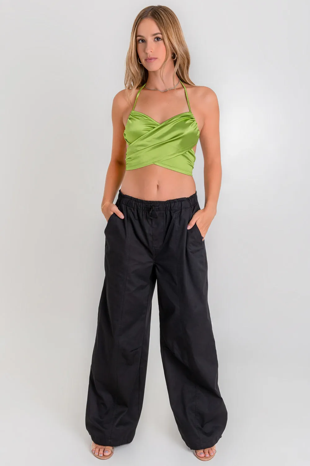 Crop top satinado cruzado cuello halter