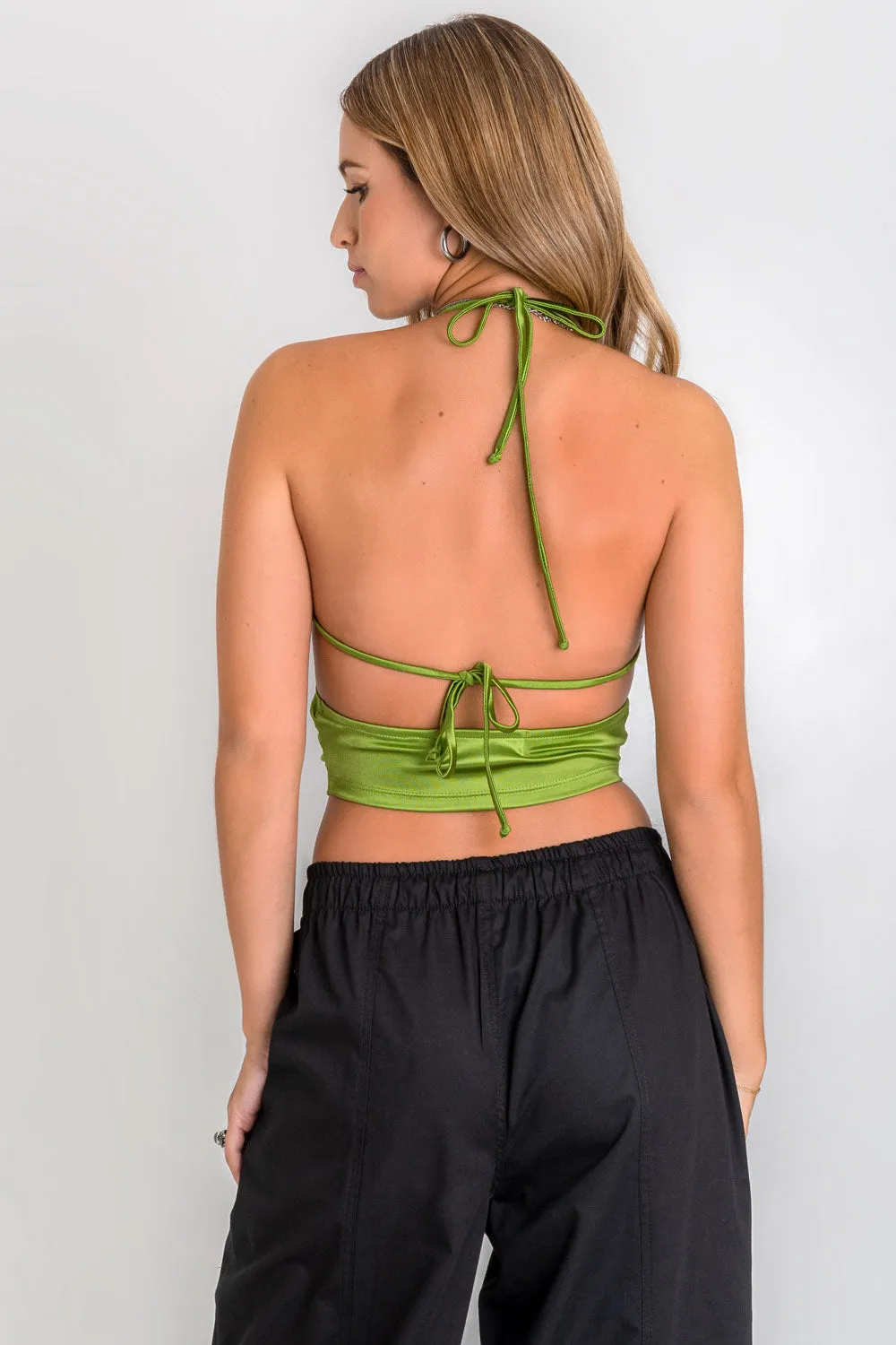 Crop top satinado cruzado cuello halter